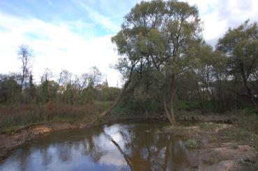 По территории поселка протекает река Незнайка.