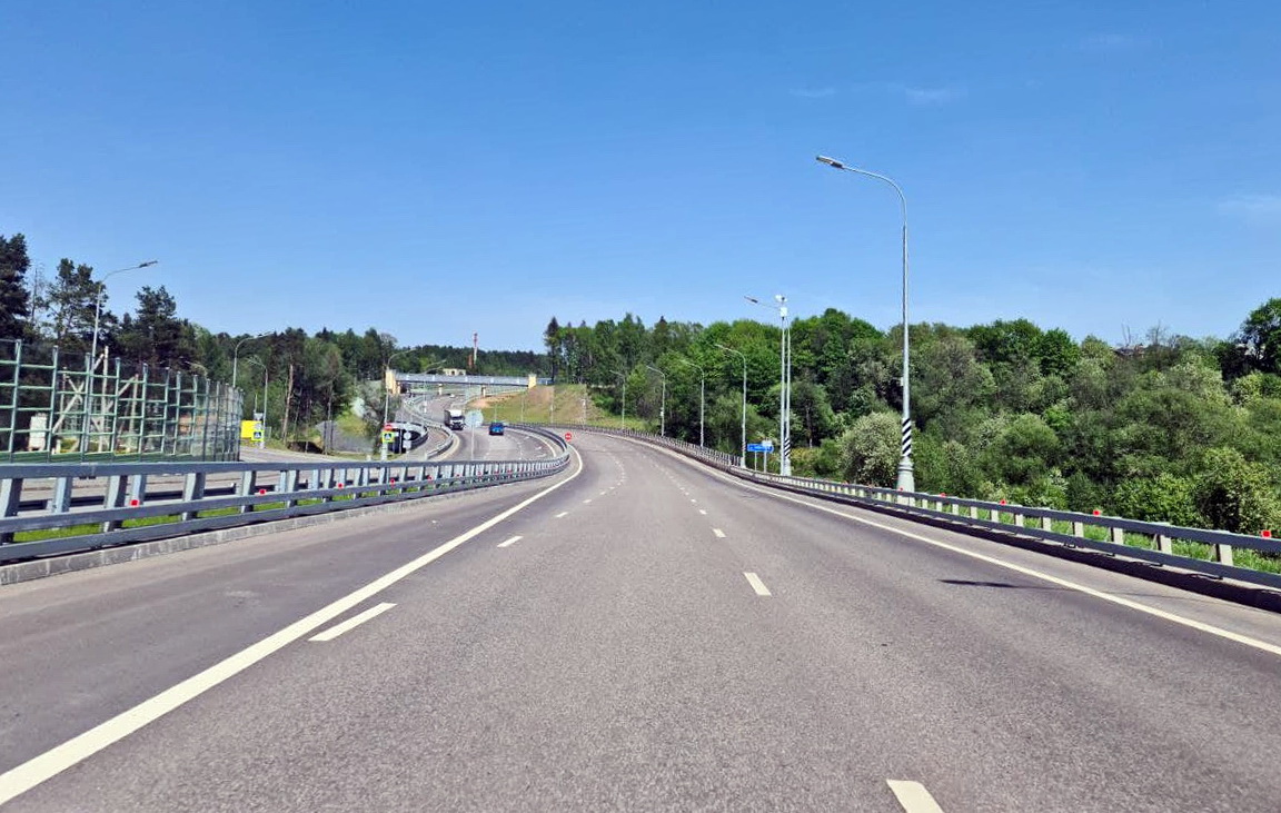 Дорога Марьино-Саларьево в районе Валуево - впереди мост через реку Ликова