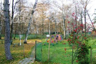 Детская площадка и прогулочная зона в поселке Лесная поляна